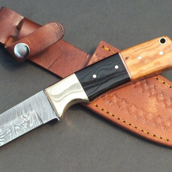 Handmade Hunting Knife with a Damascus Steel Blade WIL-HK-1153